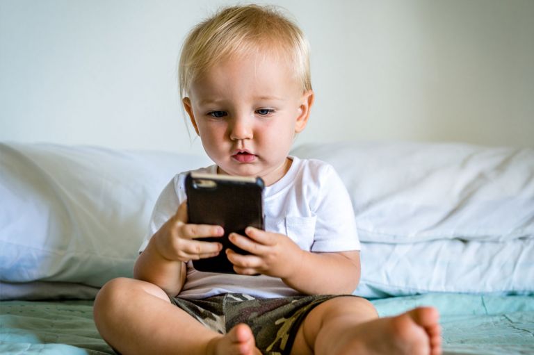 Does distracting your toddler with your phone reduce their capacity to ...